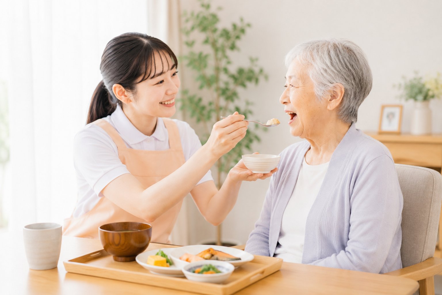 ご自宅で食事の介助をするヘルパー