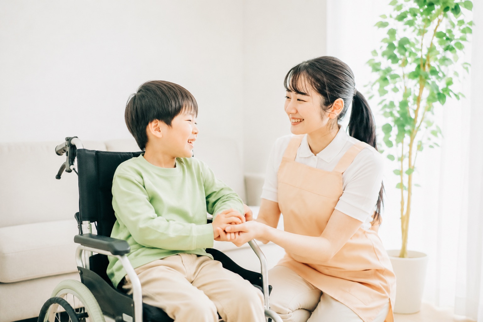ご自宅でお子さまに寄り添うヘルパー